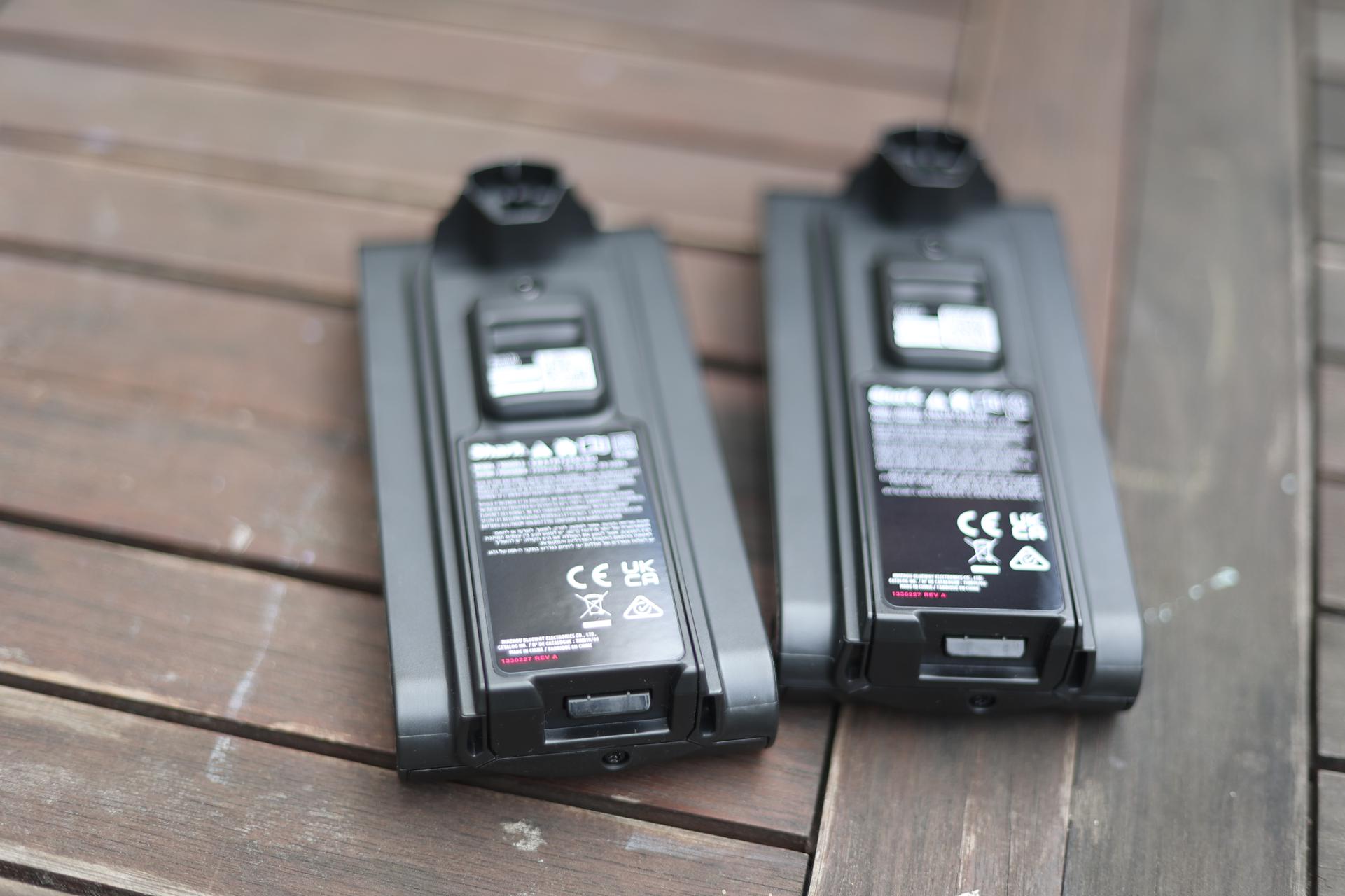 Zwei Akkus des Shark Stratos